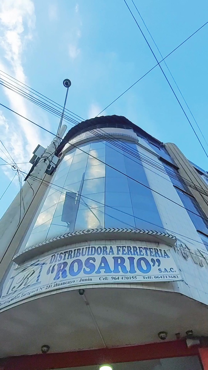 Edificio de Distribuidora Ferretería Rosario con su letrero