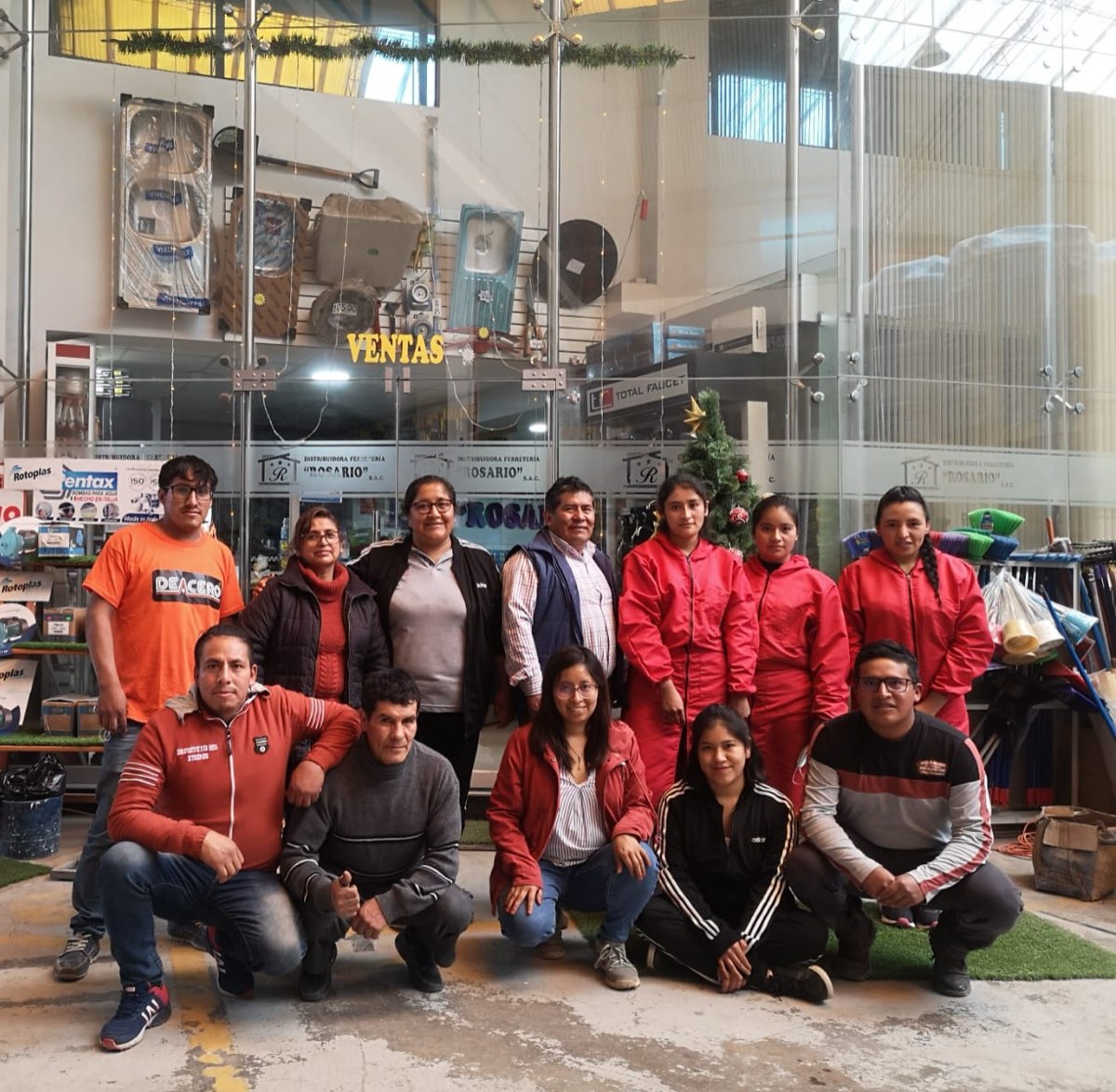 Equipo de Distribuidora Ferretería Rosario frente a la tienda de El Tambo